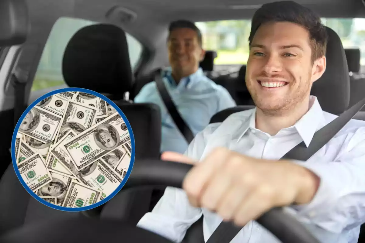 Hombre sonriente conduciendo un auto con un pasajero en el asiento trasero y un círculo con billetes de dólares superpuesto en la imagen
