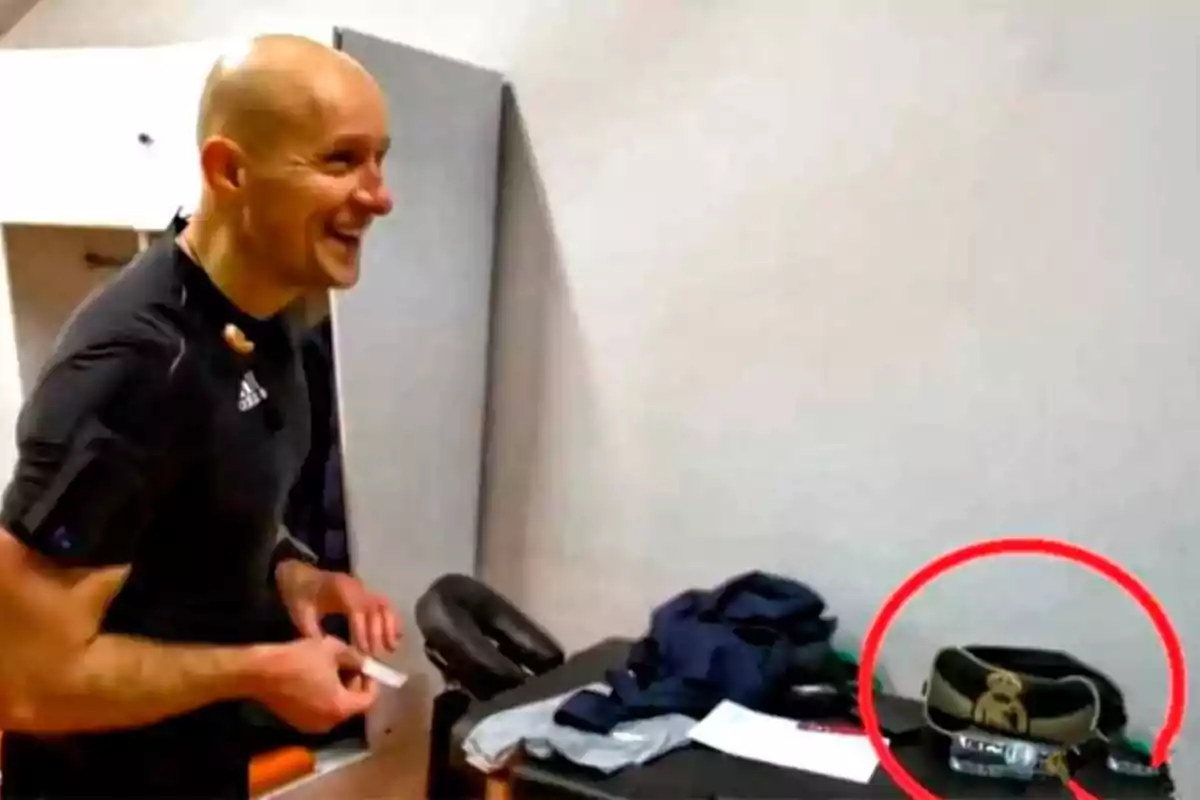 El neceser del árbitro del Inter-Barça lo dice todo El neceser del árbitro del Inter-Barça lo dice todo