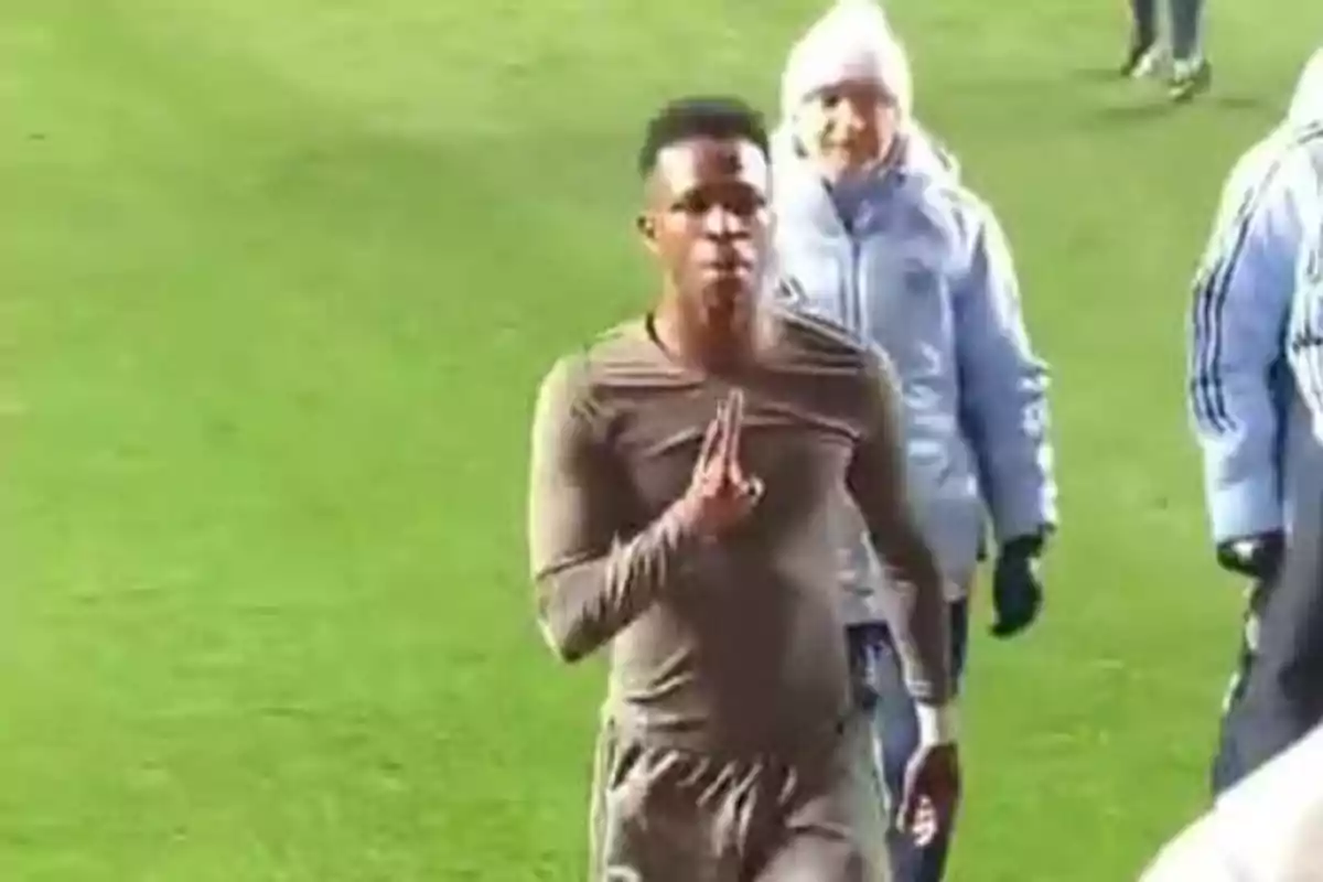 Vinícius envió a la afición del Rayo Vallecano a Segunda. Y no pasó nada.