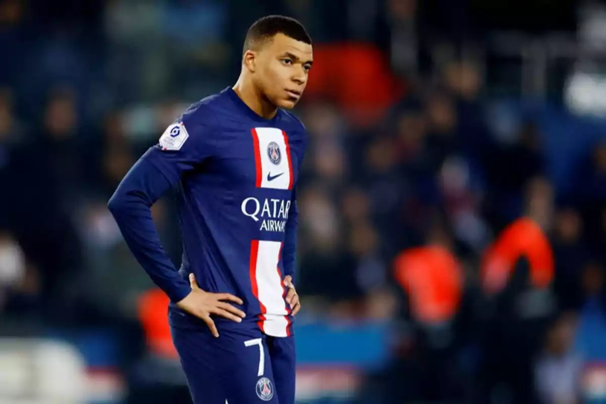 Un jugador de fútbol con el uniforme del PSG en el campo de juego.