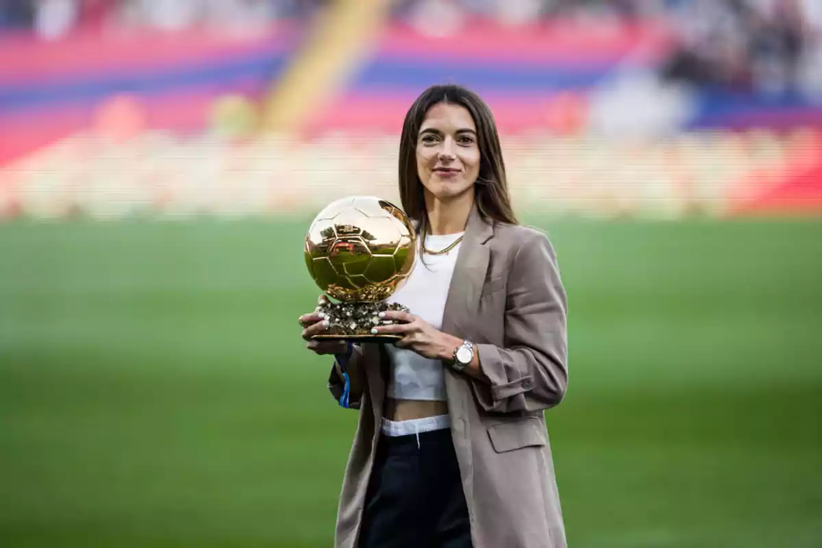 Aitana Bonmatí con el Balón de Oro de la temporada pasada