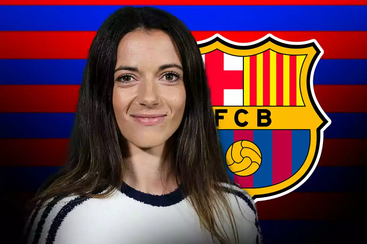 Aitana Bonmatí frente al escudo del FC Barcelona con fondo de franjas rojas y azules.