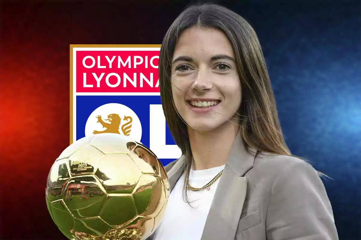 Aitana Bonmatí sosteniendo el Balón de Oro frente al logo del Olympique Lyonnais.