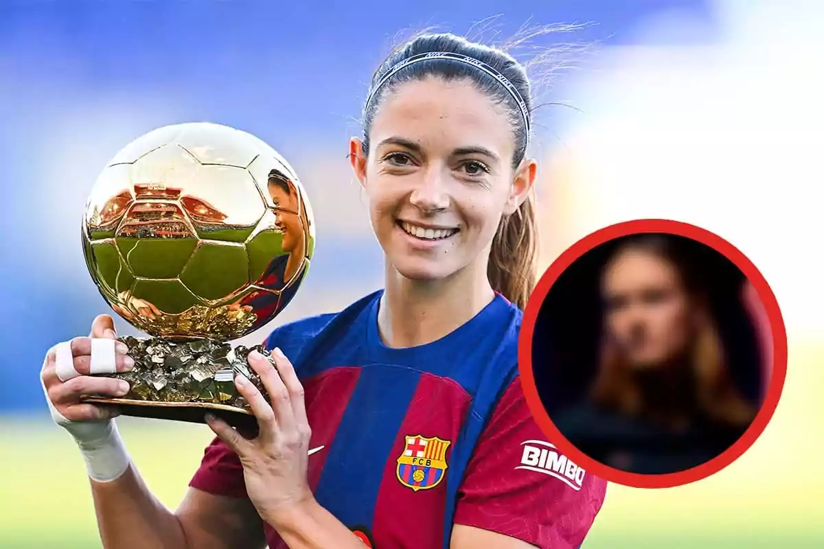 Aitana Bonmatí con la camiseta del FC Barcelona sostiene el Balón de Oro mientras sonríe a la cámara.