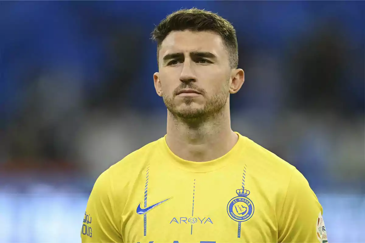 Aymeric Laporte con camiseta amarilla del Al-Nassr FC en un estadio.