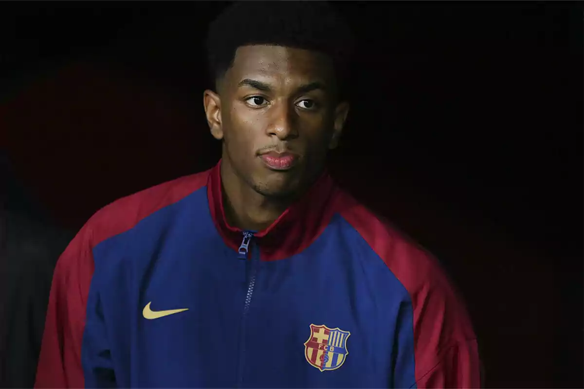 Alejandro Balde con chaqueta del FC Barcelona. Alejandro Balde con chaqueta del FC Barcelona.