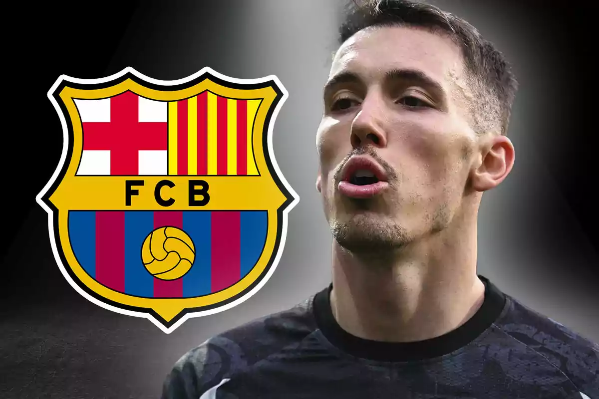 Portero con camiseta oscura junto al escudo del FC Barcelona sobre fondo negro