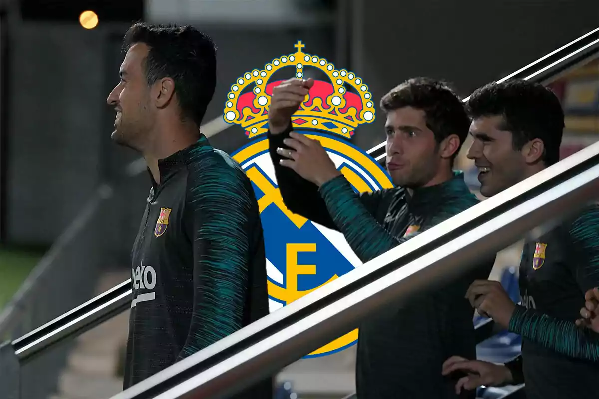 Busquets, Sergi Roberto y Aleñá hablan, detrás el escudo del Madrid