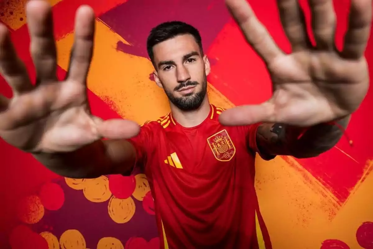 Álex Baena posing with the La Roja kit