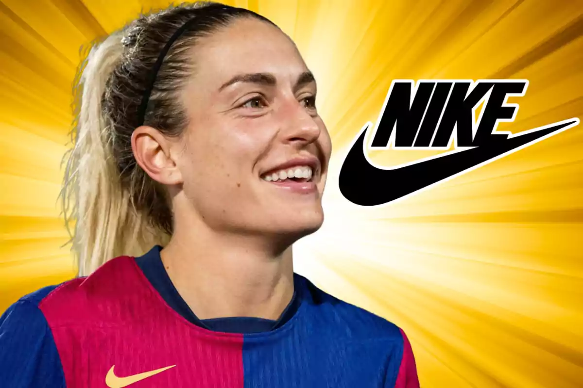 Una persona sonriendo con una camiseta de fútbol azul y roja y el logotipo de Nike en un fondo amarillo brillante.