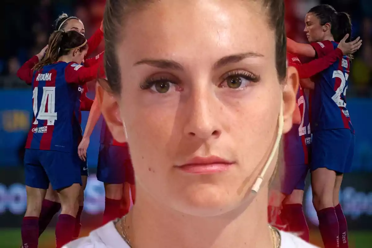 Primer plano de una mujer con un micrófono, con un grupo de jugadoras de fútbol celebrando en el fondo.