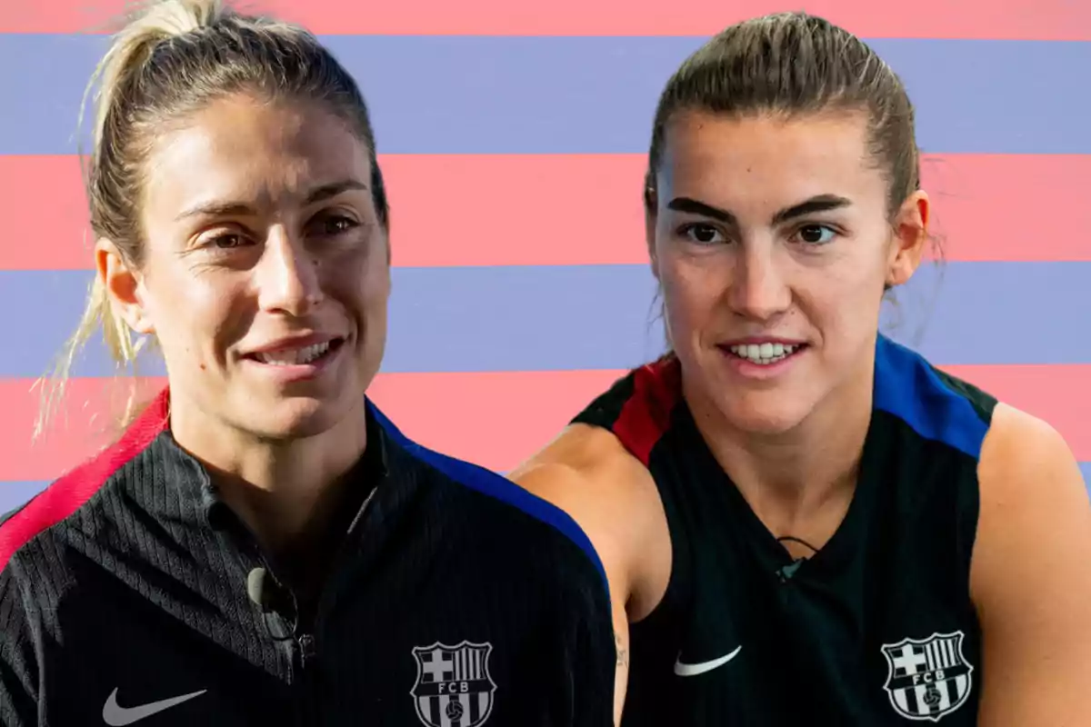 Dos mujeres con ropa del FC Barcelona posan frente a un fondo de rayas rojas y azules.