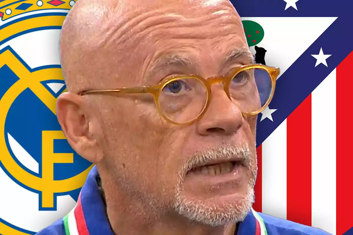 Un hombre con gafas y barba canosa frente a los escudos del Real Madrid y Atlético de Madrid.
