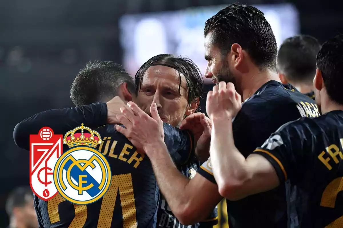 Jugadores del Real Madrid abrazándose