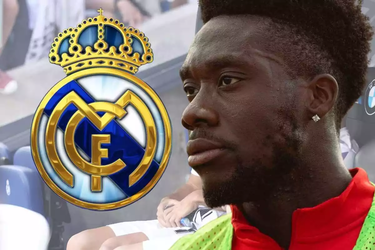 Alphonso Davies al lado del escudo del Real Madrid