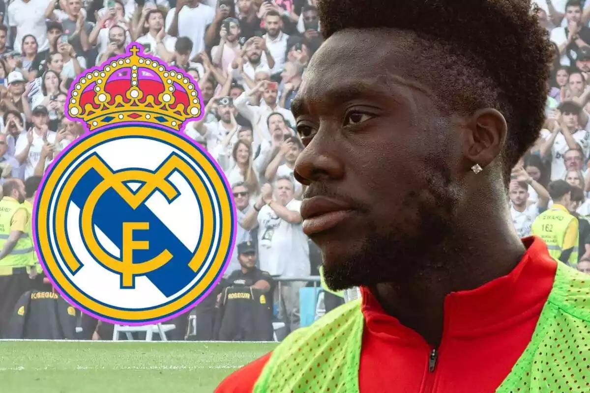 Alphonso Davies mirando el escudo del Real Madrid Alphonso Davies mirando el escudo del Real Madrid