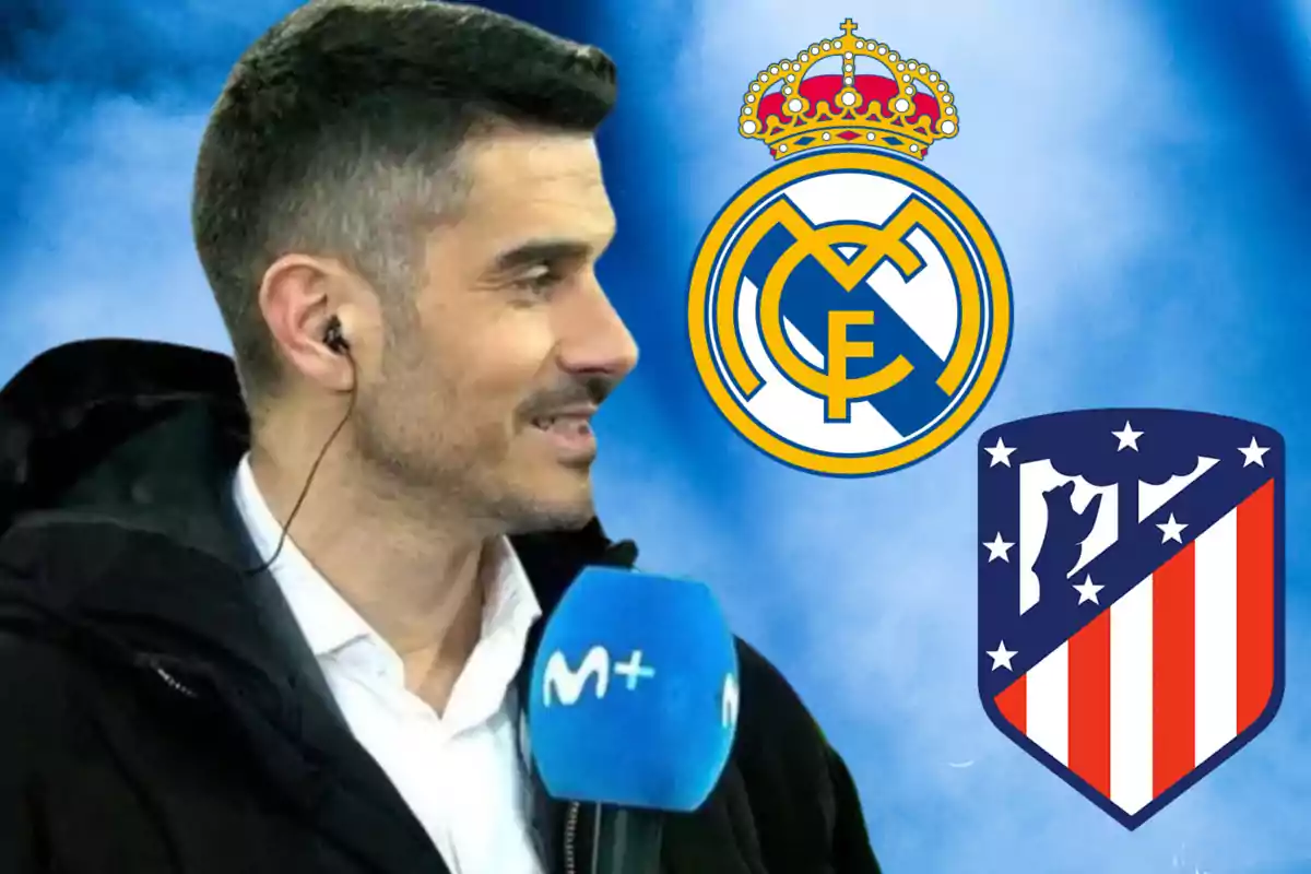 Un hombre con un micrófono de Movistar+ y auriculares, con los escudos del Real Madrid y Atlético de Madrid en el fondo.