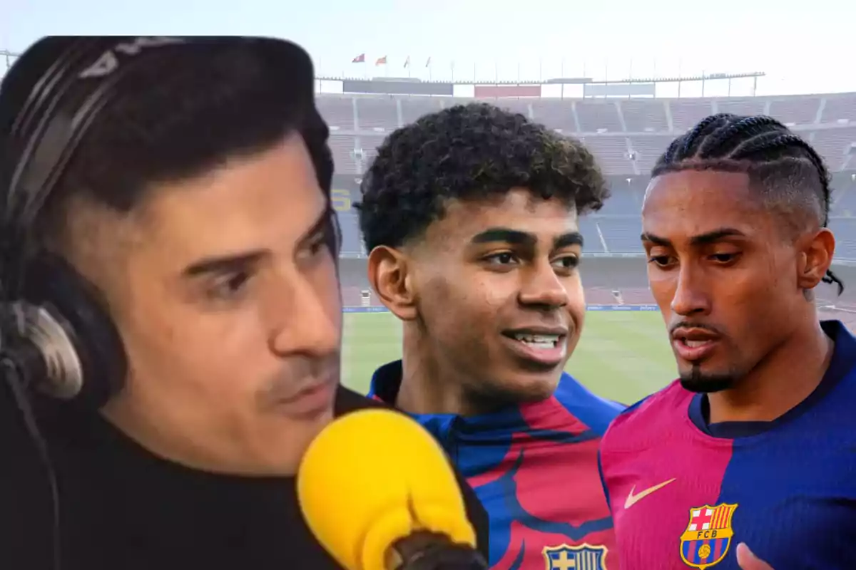 Un hombre con auriculares y micrófono junto a dos jugadores de fútbol con camisetas del FC Barcelona en un estadio.