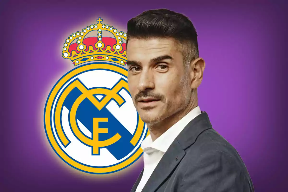 Un hombre con traje frente al logo del Real Madrid sobre un fondo morado.