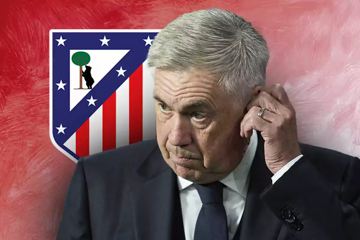 Carlo Ancelotti en traje oscuro frente al escudo del Atlético de Madrid.