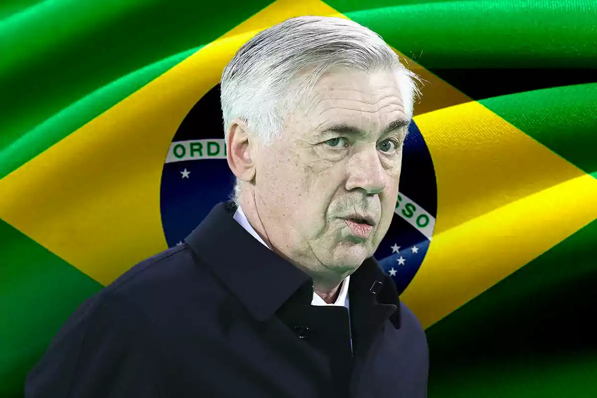 Carlo Ancelotti con abrigo oscuro frente a la bandera de Brasil.