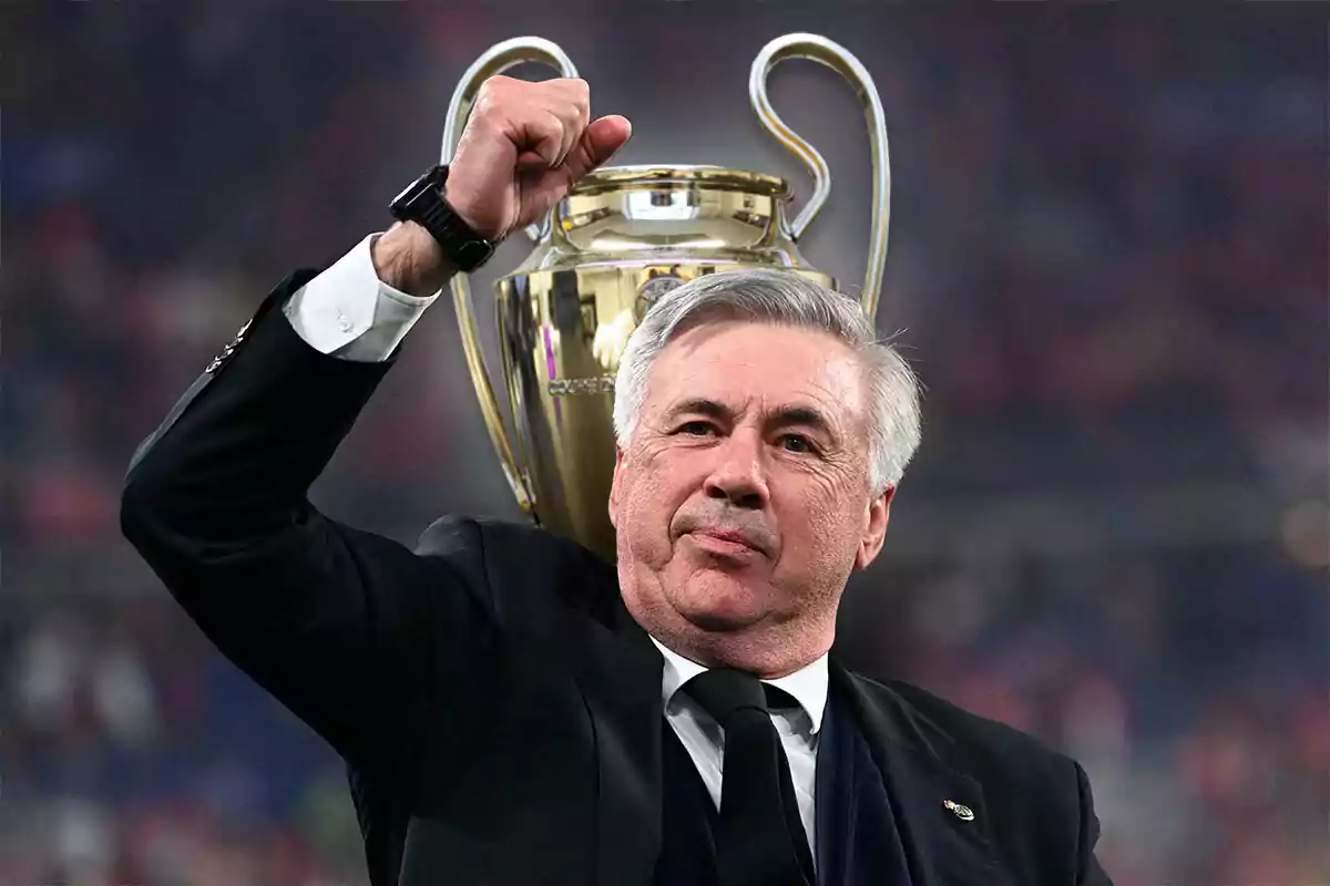 Ancelotti levanta el puño, detrás tiene la Champions League
