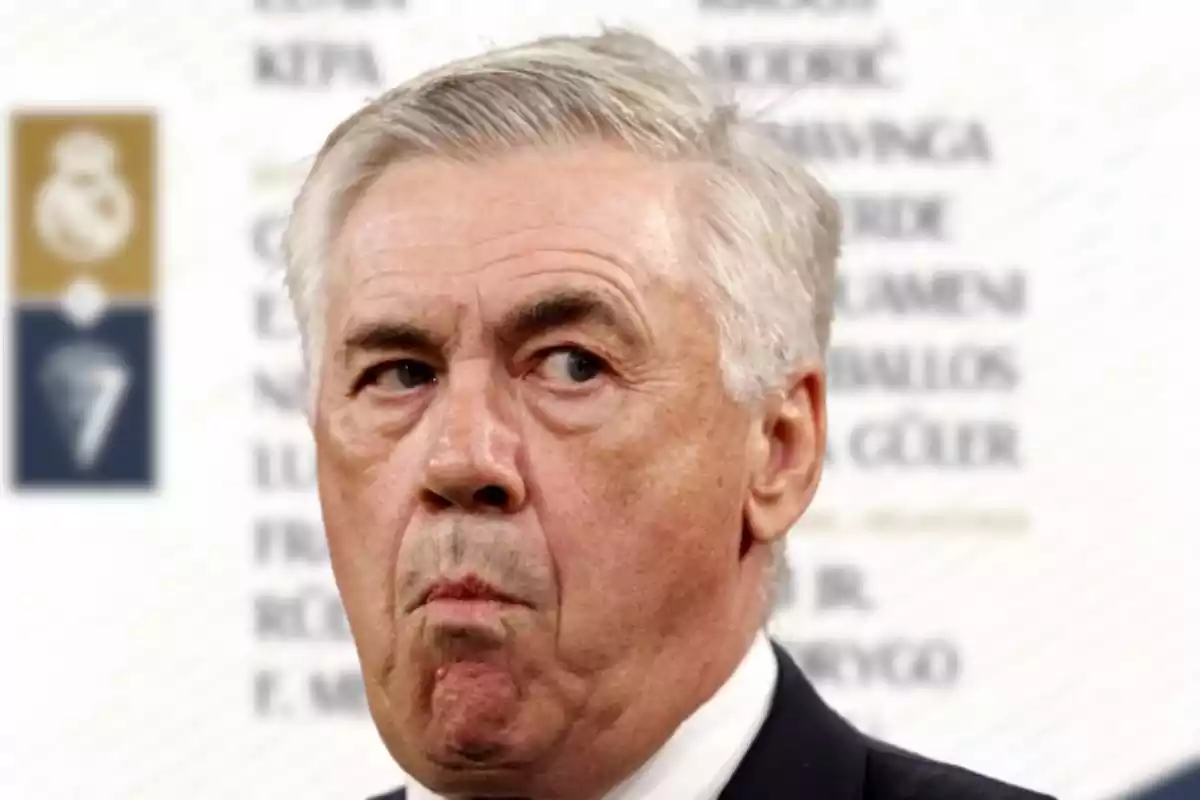 Ancelotti mirando a un lado, con la convocatoria del Madrid-Cádiz detrás