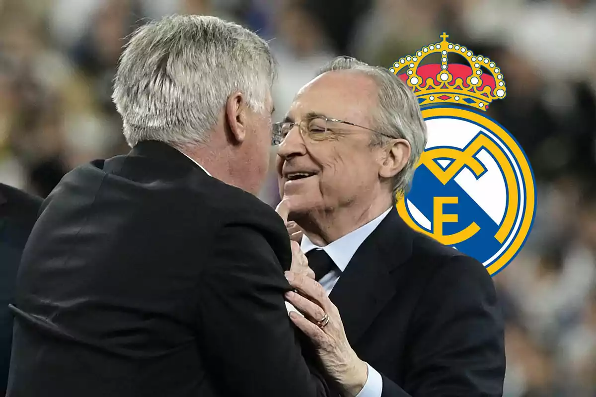 Ancelotti y Florentino se saludan frente al escudo del Real Madrid.