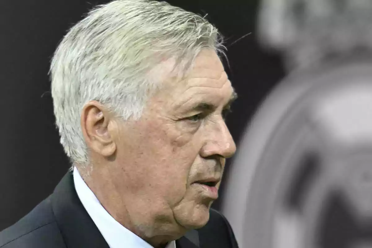 Carlo Ancelotti vistiendo un traje oscuro, visto de perfil.