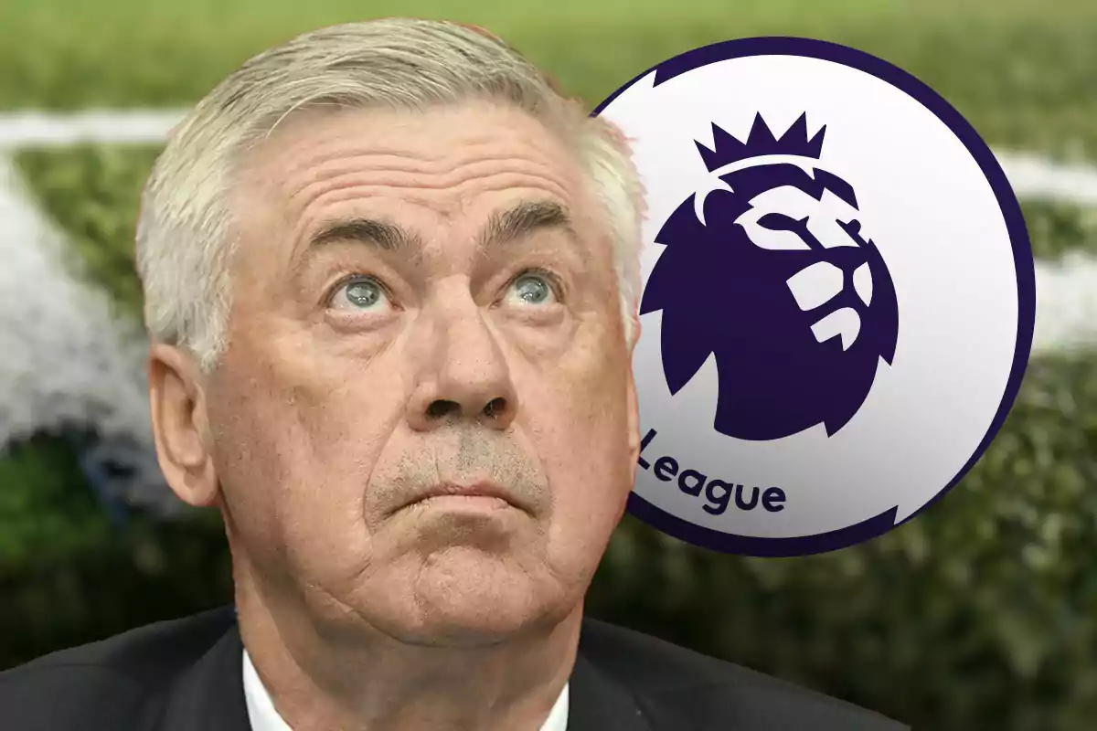 Carlo Ancelotti mira hacia arriba con una expresión seria, mientras que detrás de él se ve el logo de la Premier League.