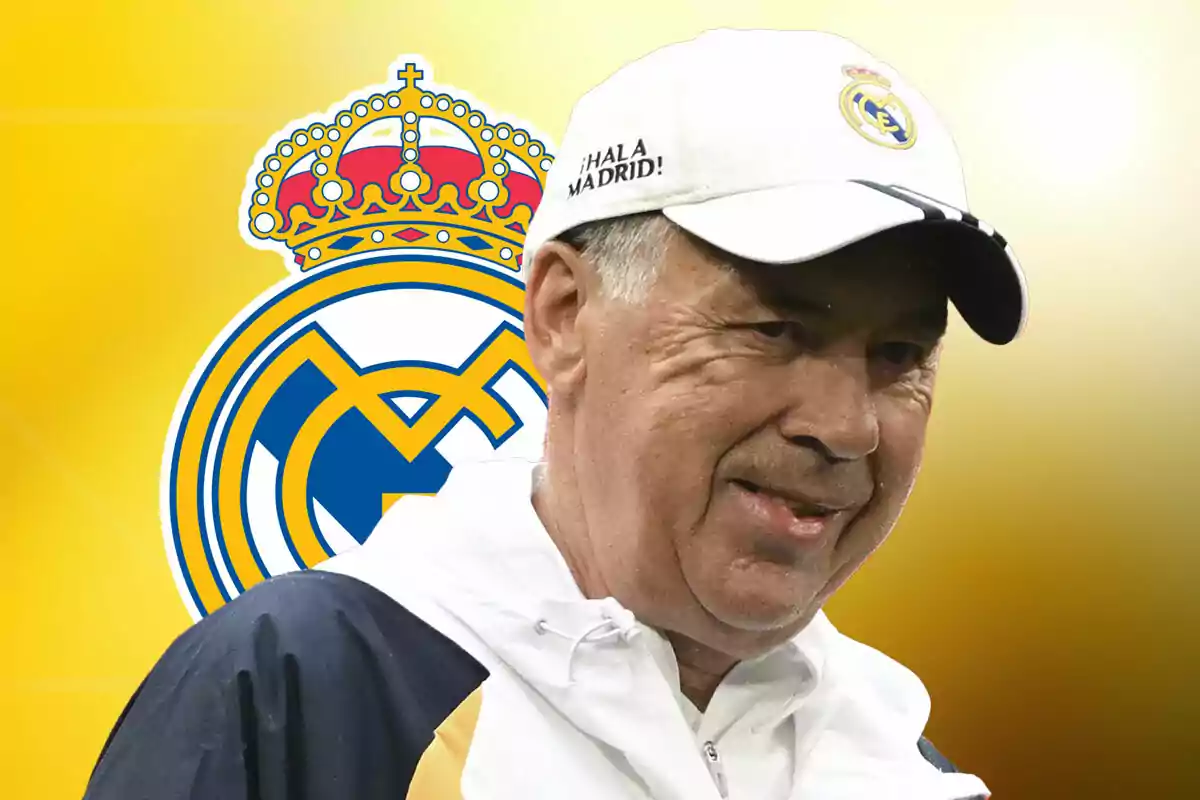 Carlo Ancelotti con gorra y chaqueta blanca frente al escudo del Real Madrid.