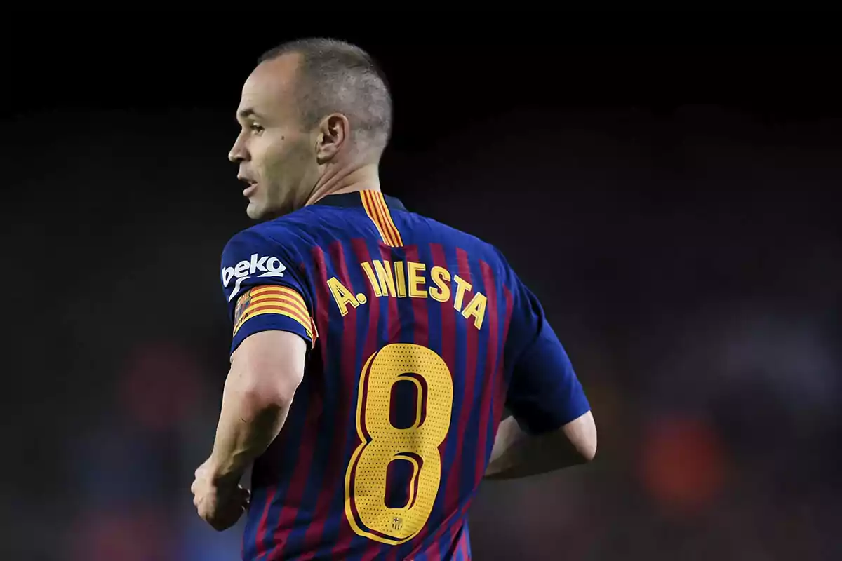 Futbolista con el dorsal 8 y el nombre A. Iniesta en la camiseta del FC Barcelona durante un partido Futbolista con el dorsal 8 y el nombre A. Iniesta en la camiseta del FC Barcelona durante un partido