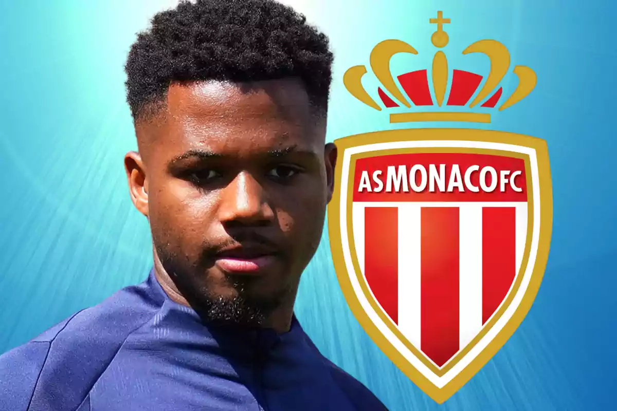 Un futbolista con chaqueta azul posando junto al escudo del AS Monaco FC sobre un fondo azul.