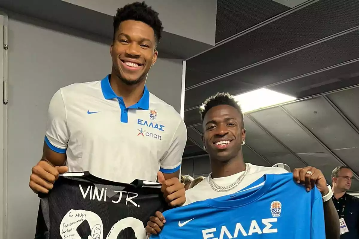 Dos personas sonrientes sostienen camisetas deportivas en un ambiente interior. Dos personas sonrientes sostienen camisetas deportivas en un ambiente interior.