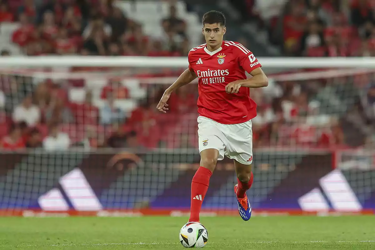 Benfica soccer player, António Silva, running on the field during a match.