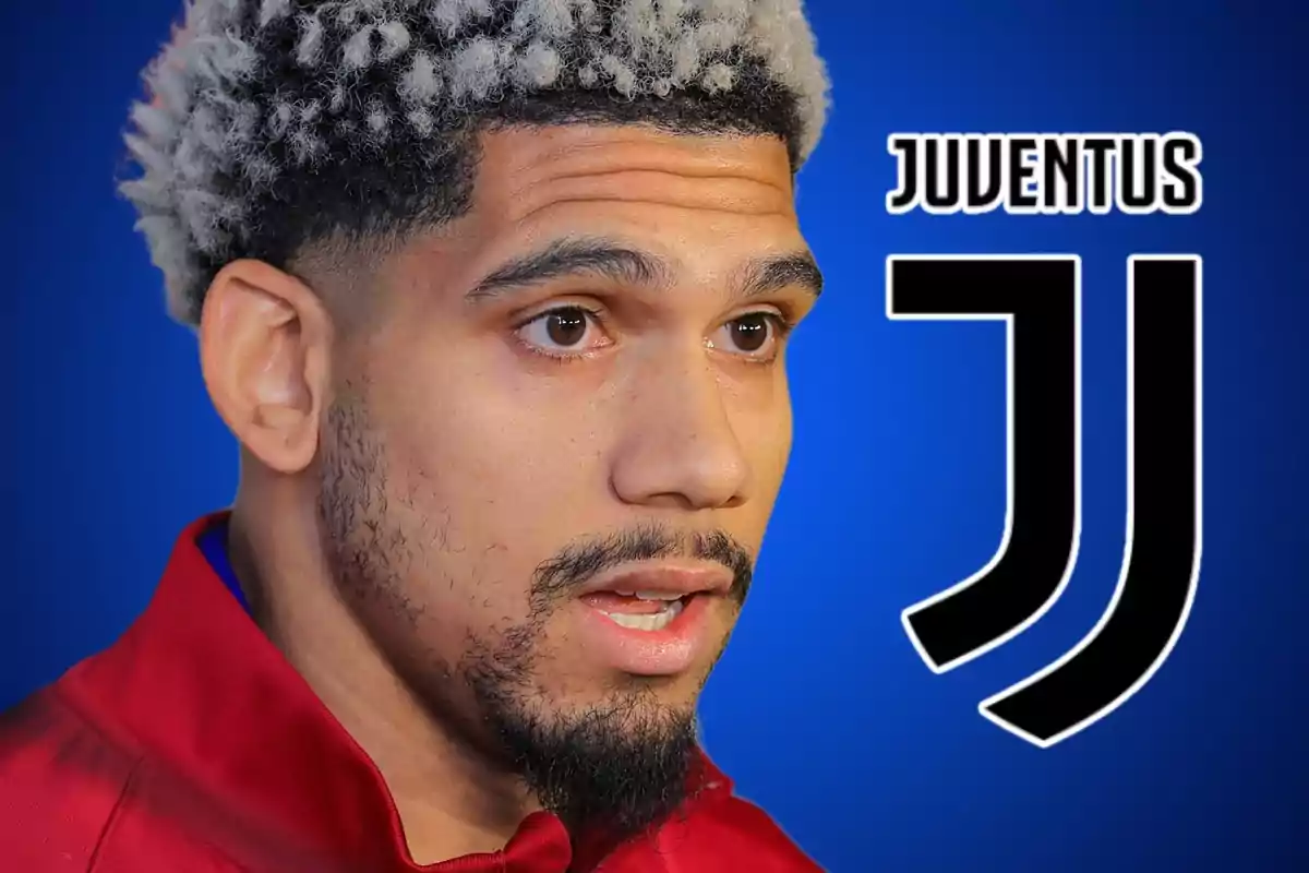 Un hombre con cabello rizado y barba en primer plano con el logo de Juventus al fondo.