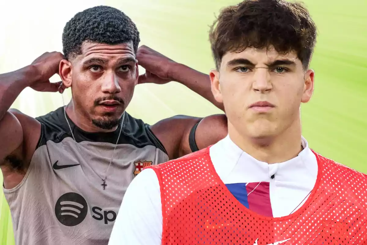 Dos jugadores de fútbol en un campo de entrenamiento con camisetas deportivas.