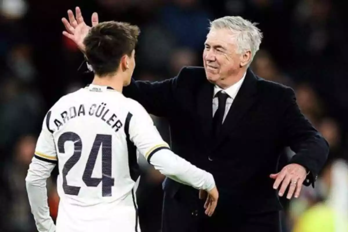 Arda Güler recibiendo el cariñoso abrazo de Carlo Ancelotti tras su gol