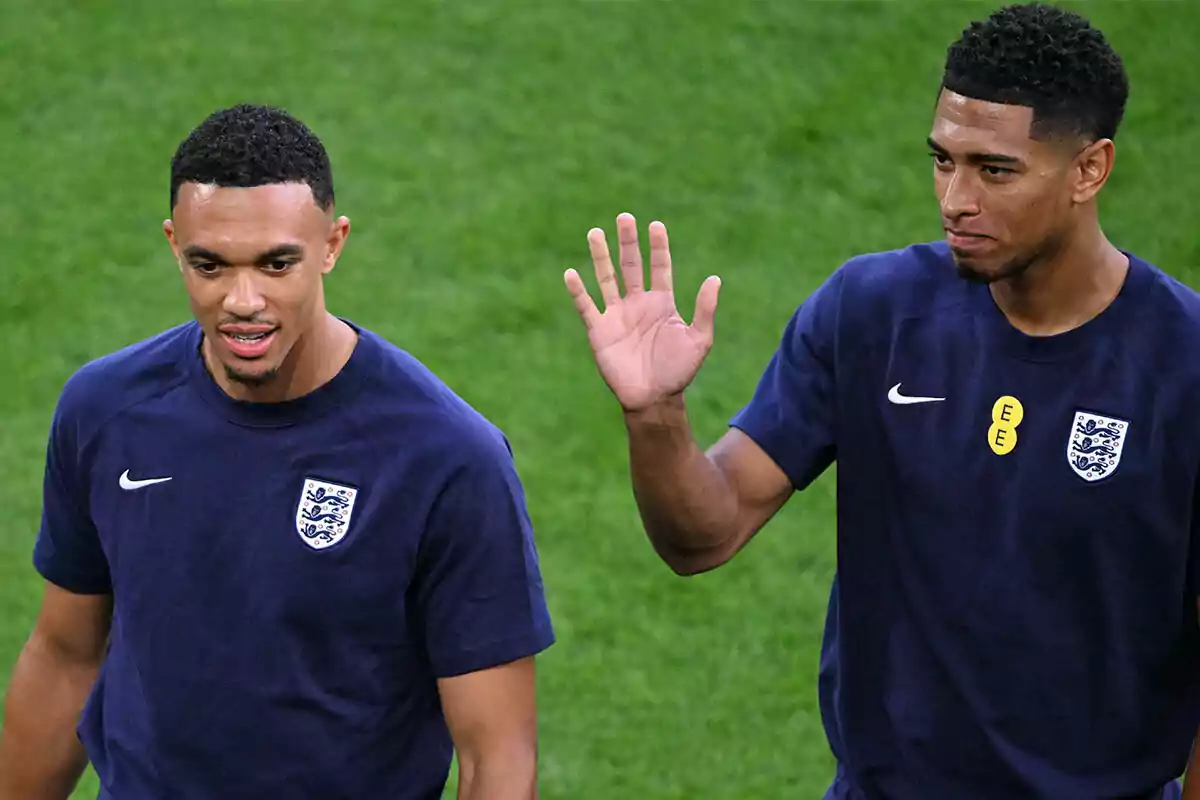 Trent Alexander-Arnold y Jude Bellingham con camisetas del equipo de Inglaterra, uno de ellos levantando la mano.