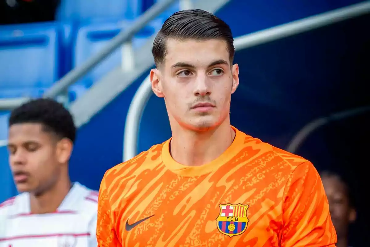 Aron Yaakobishvili in an orange FC Barcelona uniform in a stadium.