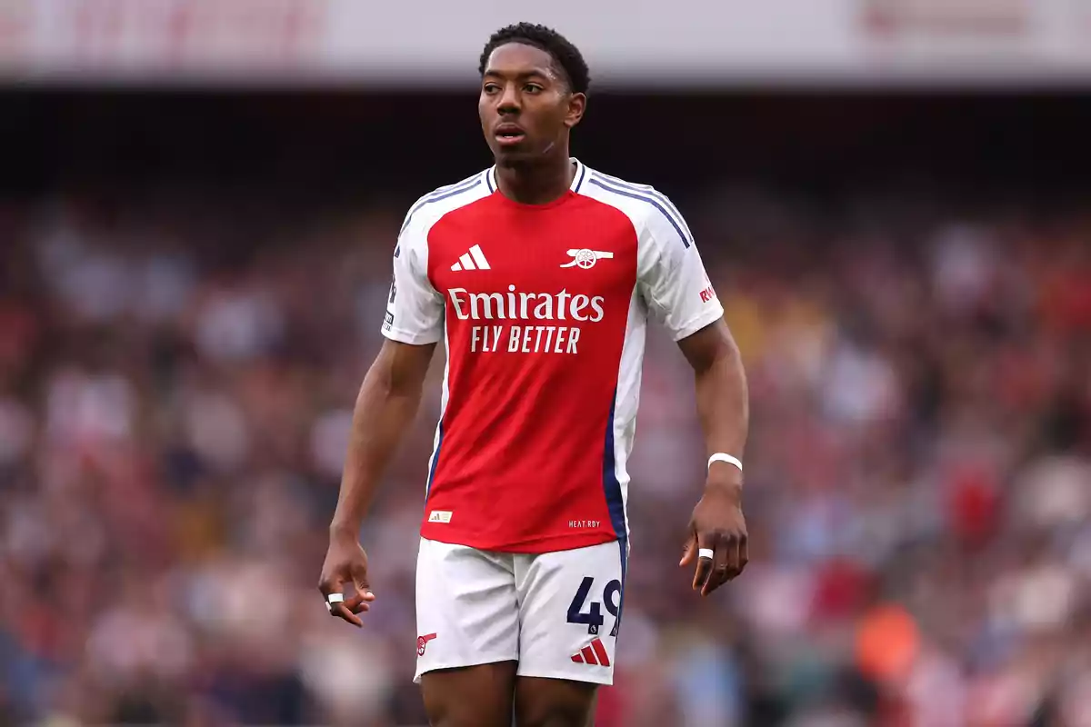 Futbolista del Arsenal con uniforme rojo y blanco en el campo durante un partido Futbolista del Arsenal con uniforme rojo y blanco en el campo durante un partido
