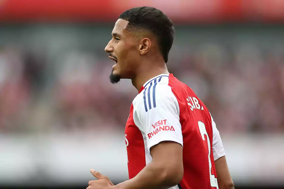 William Saliba con uniforme del Arsenal en el campo de juego.