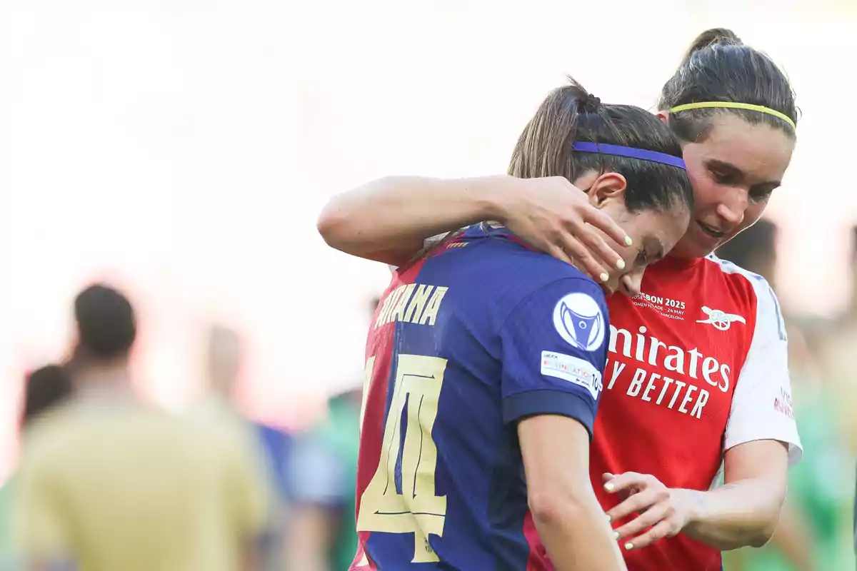 Mariona Caldentey tuvo que consolar a su amiga Aitana Bonmatí Mariona Caldentey tuvo que consolar a su amiga Aitana Bonmatí