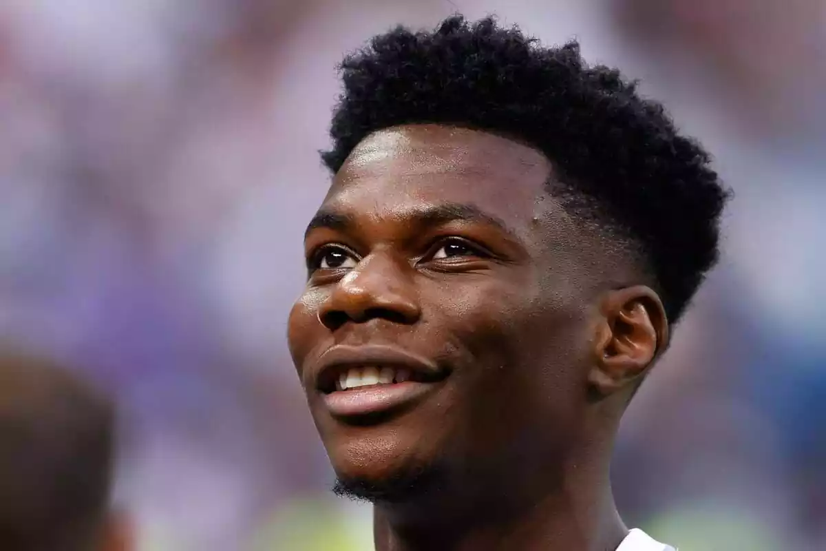 Aurélien Tchouaméni sonriendo en un partido del Real Madrid Aurélien Tchouaméni sonriendo en un partido del Real Madrid
