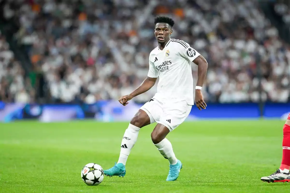 Jugador de fútbol con uniforme blanco en el campo durante un partido.