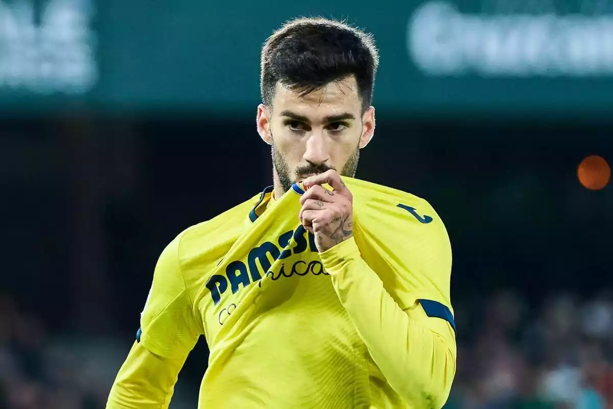 Álex Baena kissing the Villarreal shield