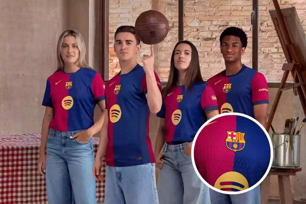 Cuatro personas posan con la camiseta del FC Barcelona, una de ellas sostiene un balón antiguo de fútbol con un dedo, y en la esquina inferior derecha se muestra un detalle del escudo del equipo en la camiseta.