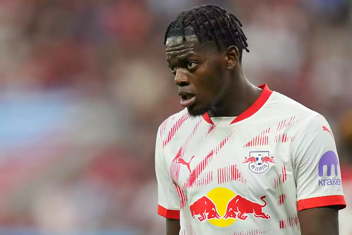 Castello Lukeba con la camiseta del RB Leipzig durante un partido.