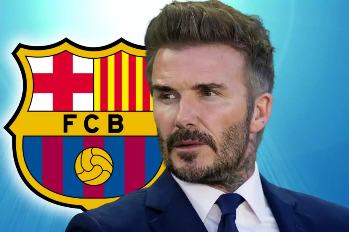 Un hombre con traje frente al escudo del FC Barcelona.