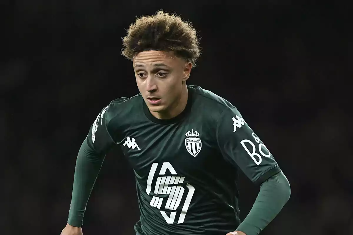Eliesse Ben Seghir con uniforme verde del AS Mónaco en acción durante un partido. Eliesse Ben Seghir con uniforme verde del AS Mónaco en acción durante un partido.